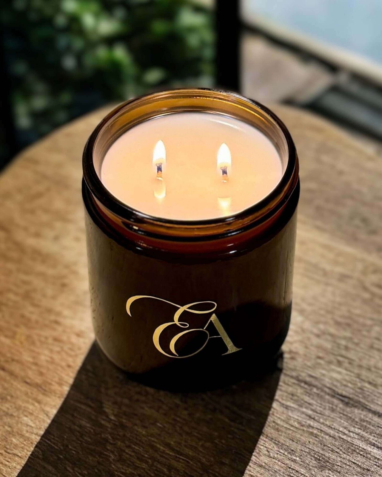 Discover the allure of Enchanting Aromas Luxe Aromatic Candles: Lux Oud, Bergamot & Pepper.