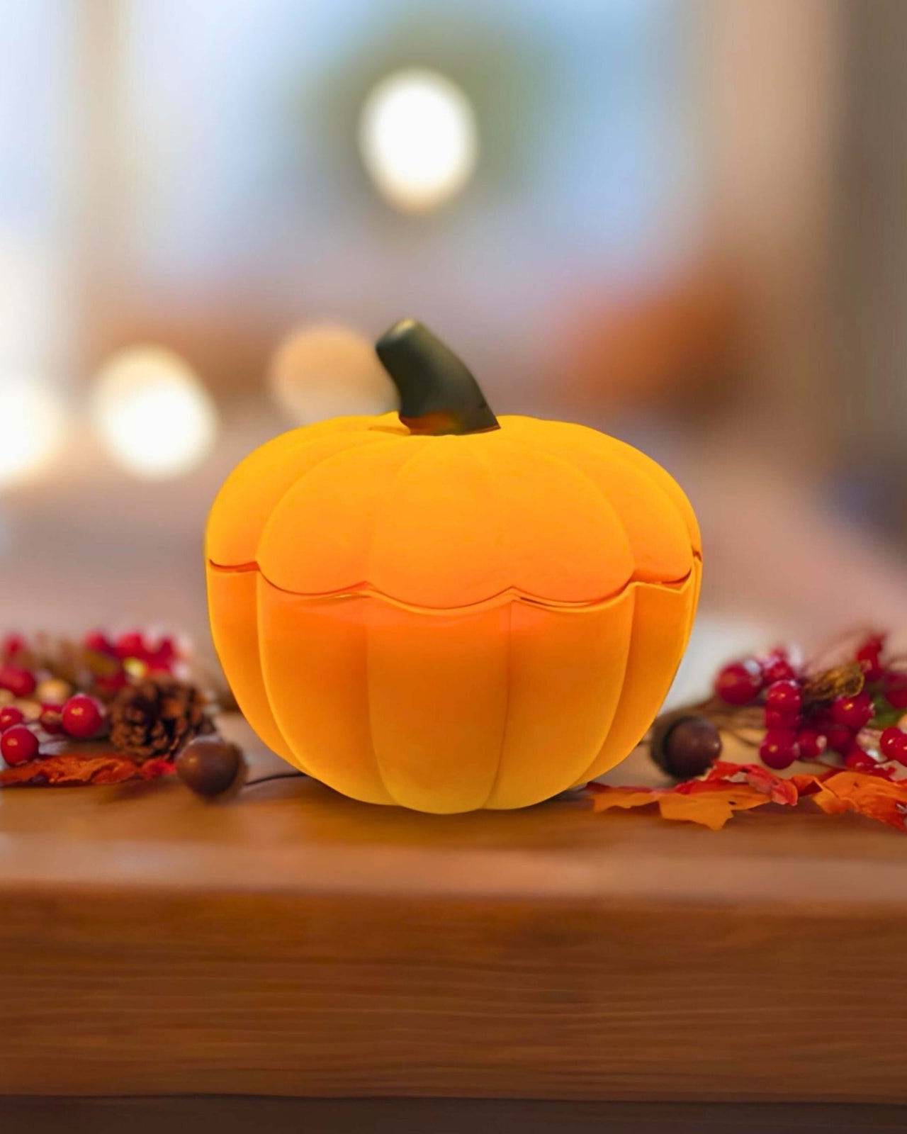 Pumpkin-shaped candle, high-quality glass and finished with an opulent velvet-like texture.